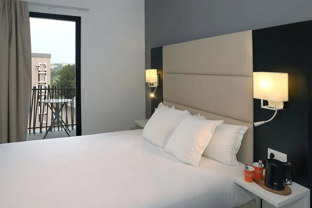 Agence-M-Com-Marseille-Le-Nelio-Hotel-Restaurant-Chambre-Balcon