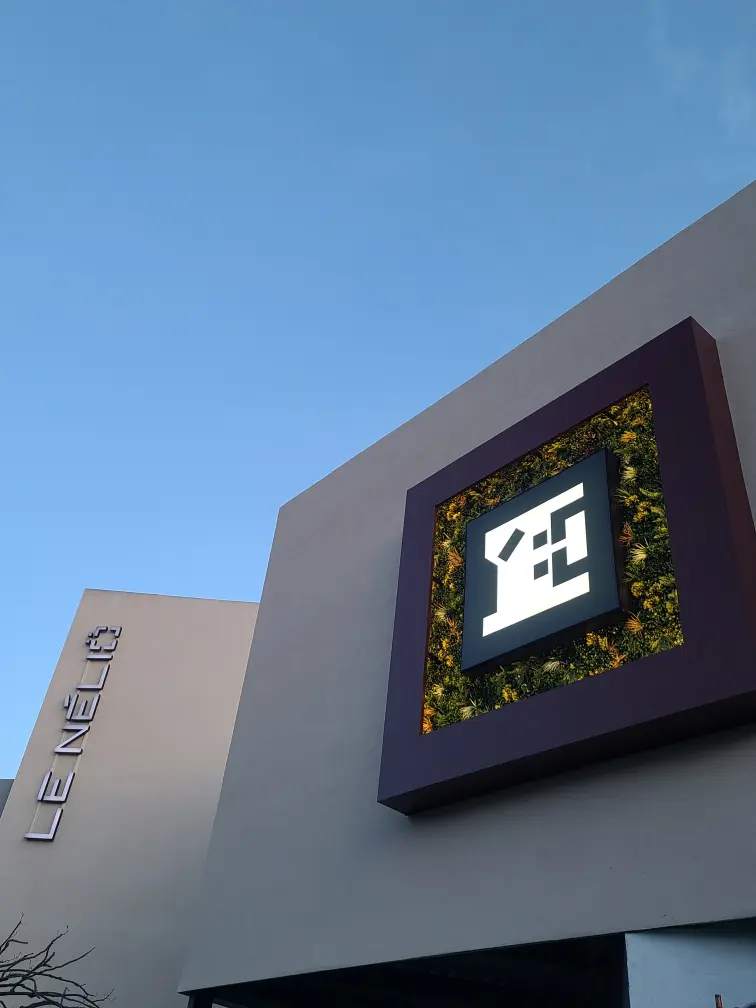 Agence M Com Marseille Le Nelio Hotel Restaurant Presentation Hotel Bar Evenements Seminaires EXTERIEUR ENSEIGNE