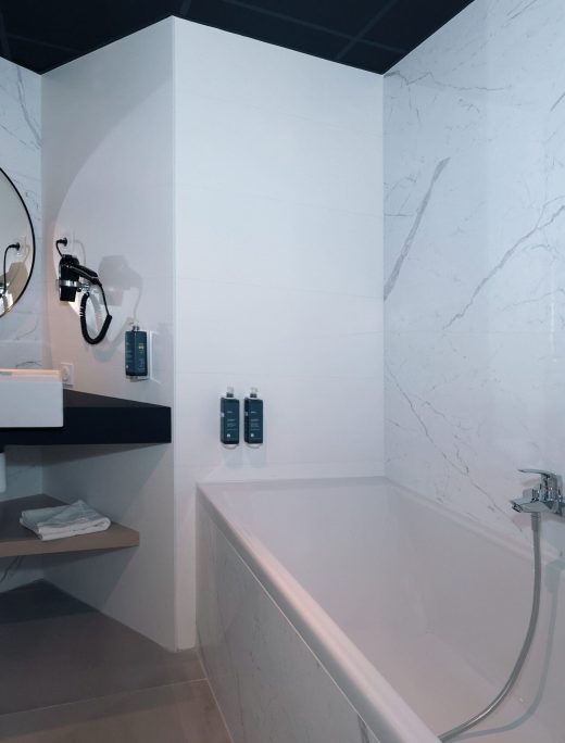 Agence-M-Com-Marseille-Le-Nelio-Hotel-Restaurant-Presentation-Hotel-Bar-Chambre-Baignoire